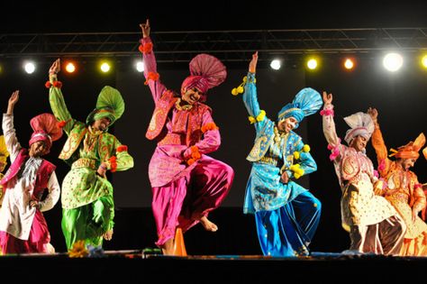 Love a man in a turban and chardra. Bright colors are the best Baisakhi Festival, Punjab Culture, Bhangra Dance, Punjabi Culture, Dance Images, Dance Paintings, Indian Music, Photo Logo Design, Ballroom Dance Dresses