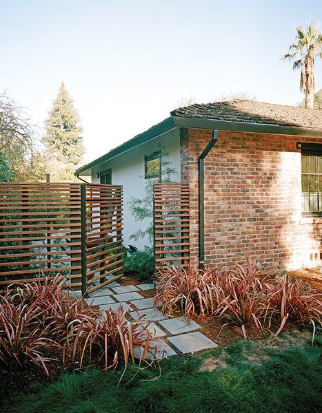 How to Make Your Garden Water-Free Slatted Fence, House Fence, Backyard Getaway, Drought Tolerant Landscape, Modern Backyard Landscaping, Front Yard Fence, Red Brick House, Modern Landscape Design, Front Patio