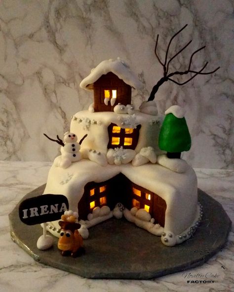 House in the snow cake Cake with lights Christmas Cake Competition, Cake With Lights, House In The Snow, Xmas Cakes, Snow Cake, Cake Competition, Christmas Cake Designs, New Year's Cake, Xmas Cake