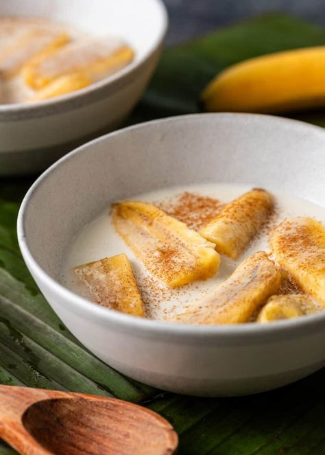 Try banana in coconut milk for a sweet, tropical dessert you can make in less than 10 minutes! It’s a simple treat anyone can enjoy. Khmer Dessert Recipe, Cambodian Dessert Recipes, Cambodian Desserts, Khmer Dessert, Lemon Posset Recipe, Coconut Milk Dessert, Glass Noodle Salad, Tropical Desserts, Milk Dessert