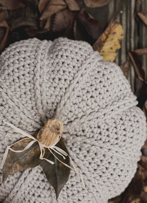 A New Free Crochet Pumpkin Pattern — Megmade with Love Crochet Fall Decor, Thanksgiving Crochet, Crochet Puff Flower, Fall Crochet Patterns, Pumpkin Patches, Halloween Crochet Patterns, Haken Baby, Crochet Fall, Holiday Crochet