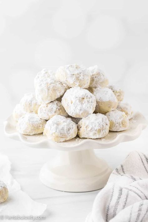 Pecan Snowball Cookies Mexican Wedding Cake Cookies, Classic Snowball Cookies, Mexican Wedding Cookies Recipes, Wedding Cookies Recipe, Christmas Menus, Pecan Snowballs, Pecan Snowball Cookies, Snowball Cookie Recipe, Christmas Cookie Recipes Holiday