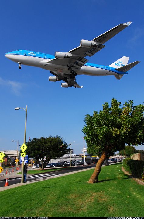 KLM Boeing 747-406M PH-BFV "Vancouver / City of Vancouver" on final approach to Los Angeles-International, October 2009. (Photo: Jonathan Guidone) Helicopter Cockpit, Nikon D80, Cartoon Airplane, Boeing 747 400, Airplane Flight, 747 400, Vancouver City, Klm Royal Dutch Airlines, Airplane Photography