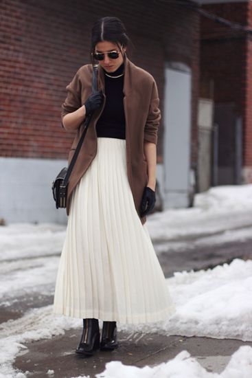 look. White Skirt Winter, White Pleated Skirt Outfit, Traditional Heels, Pleated Maxi Skirt Outfit, Pleated Skirt Winter, Pleated Skirt Outfits, White Skirt Outfits, Rok Outfit, Street Shoot