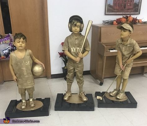 Baseball Halloween Costume, Football Halloween Costume, Diy Costumes For Boys, Baseball Trophy, Basketball Trophy, Golf Trophies, Easy Diy Costumes, Sports Costume, Homemade Costume