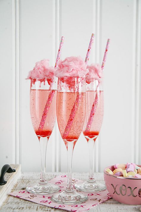 The perfect Valentine's Day party treat - Cotton Candy Cocktails. Perfect cocktail recipe for wedding showers, bridal showers, baby showers, and spring parties! Cotton Candy Cocktail, Cotton Candy Champagne, Candy Cocktails, Valentinstag Party, Galentines Party, Cocktail Sauce, Hari Valentine, Champagne Cocktail, Party Treats