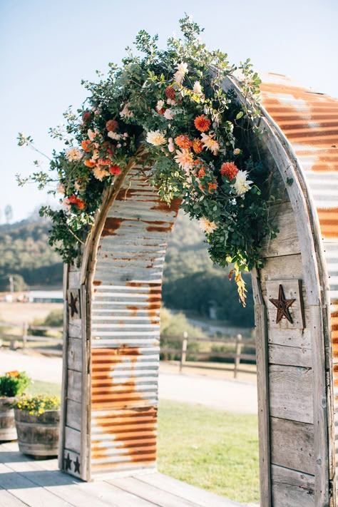 Fall Arbor Wedding, Ranch Photography, Country Western Wedding, Western Weddings, Arch Inspiration, Western Themed Wedding, Country Theme Wedding, Rustic Fall Wedding, Bride Guide