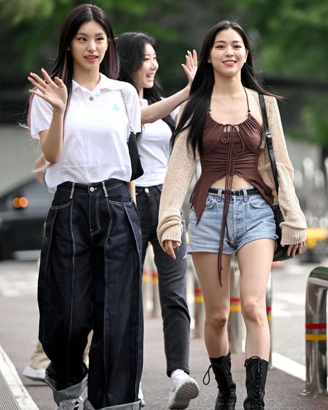 Yeji And Ryujin, Airport Fashion Kpop, Artist Outfit, Kpop Fashion Outfits, Kpop Outfits, Kpop Fashion, Casual Style Outfits, Womens Casual Outfits, Streetwear Outfit