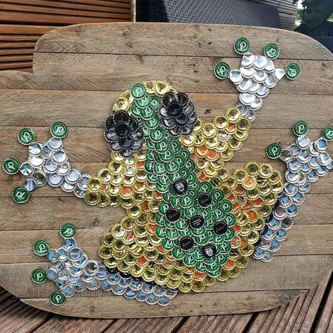 Beer Bottle Top Crafts, Beer Can Crafts, Beer Bottle Cap Art, Bottle Top Art, Beer Bottle Cap Crafts, Beer Bottle Crafts, Diy Bottle Cap Crafts, Bottle Cap Ideas, Beer Cap Art