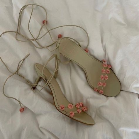 how to wear the ingenue essence in your everyday life - Our Fashion Garden Ingenue Essence, Fashion On A Budget, Pretty Heels, Flower Heels, Shoes Heels Classy, Funky Shoes, Floral Heels, Vintage Heels, Heels Classy