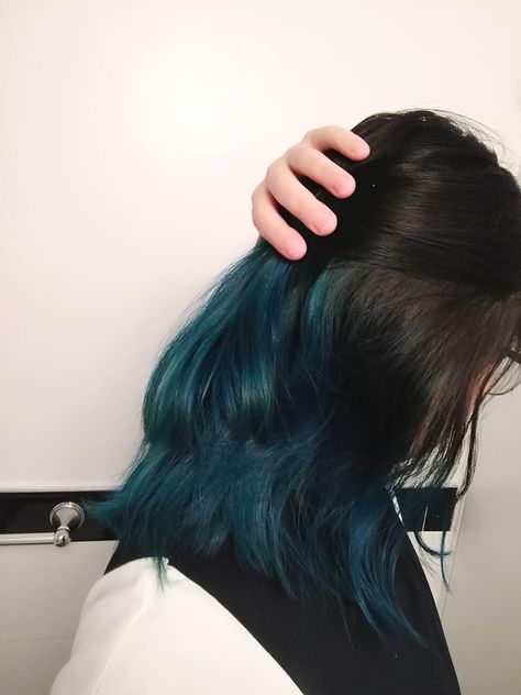 Help! Manic Panic's After Midnight Blue fading and bleeding like crazy. Blue Faded Hair, Faded Blue Hair, Lesbian Hair, Summer Curls, Dyed Hair Pastel, Faded Hair, Summer Shades, After Midnight, Manic Panic