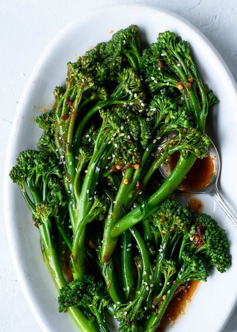 Spicy Sesame Garlic Broccolini - a quick & easy side dish that's great alongside salmon, chicken or tofu! via forkknifeswoon.com Quick Easy Side Dishes, Mapo Tofu, God Mat, Broccoli Recipes, Veggie Dishes, Side Dishes Easy, Vegetable Side Dishes, Vegetable Dishes, Side Dish Recipes