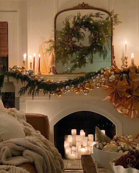 Vintage New Years Decor, Cozy Warm Christmas Aesthetic, Christmas Nyc, Neutral Holiday Decor, Cozy Christmas Decor, Christmas Living Room, Classy Christmas, Christmas Decor Inspiration, Cottage Christmas