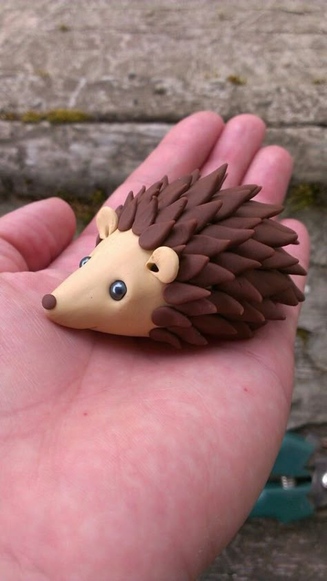 Clay Porcupine, Polymer Clay Hedgehog, Gumpaste Animals, Clay Hedgehog, Fondant Animals, Polymer Clay Figures, Polymer Clay Diy, Polymer Clay Animals, Fondant Figures