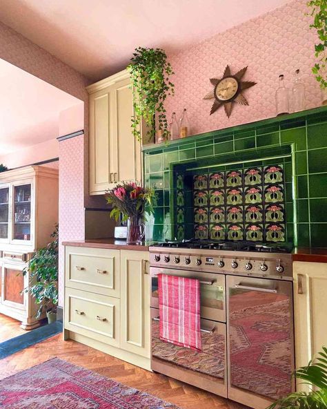 Art Deco Kitchen, Live In London, Kitschy Kitchen, Eclectic Kitchen, Kitchen Fireplace, So Busy, Farmhouse Style Kitchen, Eclectic Home, Happy Wednesday