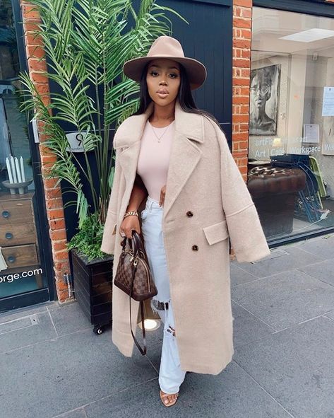 Brunch Ootd, Fedora Hat Outfits, Sleek Straight Hairstyles, Straight Hair Extensions, Tan Coat, Ootd Inspo, Looks Street Style, Looks Black, Outfits With Hats