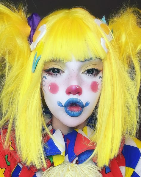 Clown Makeup: 27 Creative and Colorful Ideas for a Fun Transformation Colorful Clown Makeup, Makeup Ideas Creative, Whimsical Makeup, Clown Makeup Ideas, Black And White Rainbow, Yellow Wig, Clown Costume Women, Cute Clown Makeup, White Face Paint