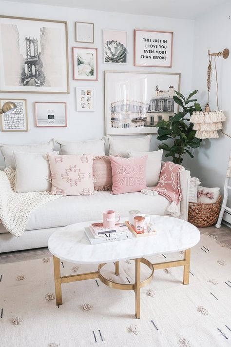 Modern living room with white sofa, pink throw pillows, pink throw blanket and other pink accents. Blush Living Room, Perfect Living Room Decor, Urban Outfitters Home, Pink Living Room, Shabby Chic Living Room, Dekorasi Kamar Tidur, Chic Living Room, Room Pictures, New Living Room