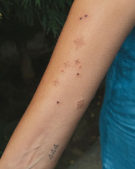 Taurus constellation freckles - chosen by a tarot reading ✨ Yes, we also decide freckles with tarot readings sometimes! Every star, every heart has a meaning just for you! Tattoo by Amber @guesa2.0 #pdx #pdxtattoo #freckletattoo #portlandoregon #fauxfreckles #taurustattoo #taurus #freckles #vegantattoo #vegantattooartist #pdxvegan #portlandvegans #finelinetattoos #tinytattoos Heart Constellation Tattoo, Tattoo Star Freckles, Flower Freckle Tattoo, Freckle Star Tattoo, Sparkle Freckle Tattoo, Brown Freckle Tattoo, Freckle Tattoo Ideas, Star Freckles Tattoo, Tattoos On Freckled Skin