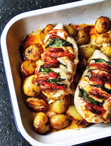 We like our chicken stuffed with cheese, tomatoes and chorizo. Mmmm...very cheesy, very easy Chicken Chorizo Recipe, Chorizo Pasta Bake, Chicken And Chorizo Pasta, Chorizo Chicken, Chicken And Chorizo, Chorizo Pasta, Pasta Bake Recipe, Chicken Chorizo, Chorizo Recipes