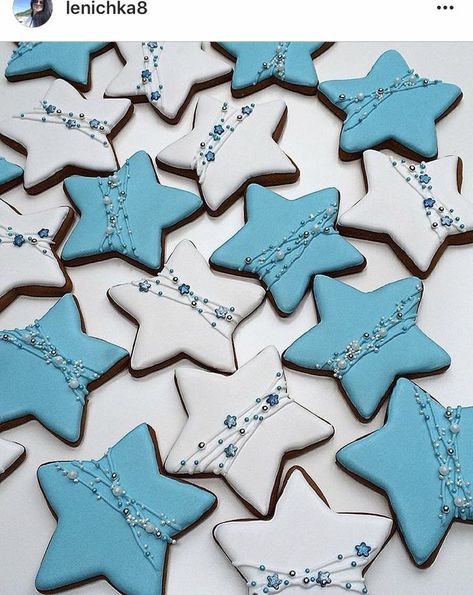 Star Iced Cookies, January Sugar Cookies Decorated, Decorated Star Cookies, Blue Cookies Decorated, Star Cookies Royal Icing, Star Royal Icing Cookies, Star Sugar Cookies Decorated, Star Cookie Decorating Ideas, Star Cookies Decorated