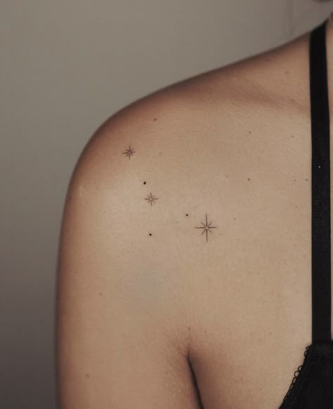 Small Stars On Shoulder Tattoo, Star Tattoos Back Shoulder, Sparkle Tattoo Ideas Shoulder, Tatoos Shoulder Women, Sparkle On Shoulder Tattoo, Sparkle Tattoo On Back, Tiny Tattoos Shoulder, Minimalistic Stars Tattoo, Tiny Stars Tattoo Shoulder