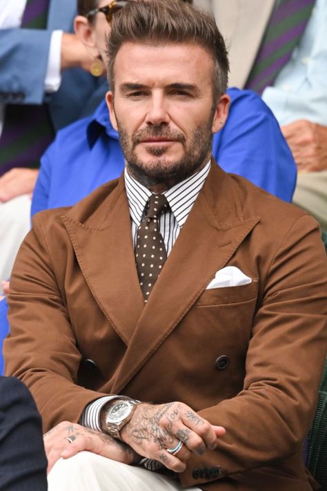 David Beckham wears a look from Ralph Lauren in the Royal Box at The Championships, Wimbledon. Ralph Lauren Wimbledon, David Beckham Suit, David Beckham Style, Blazer Outfits Men, Men Fashion Casual Shirts, Men Stylish Dress, Brown Blazer, Brown Suits, Fashion Suits For Men