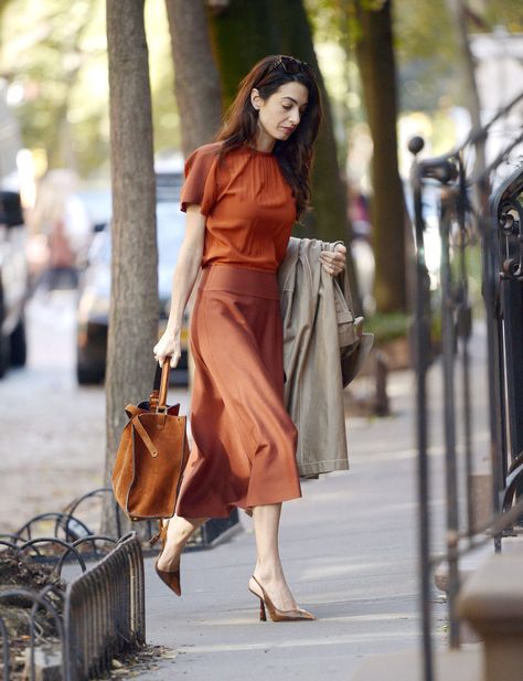 Amal Clooney and Katie Holmes are both fans of burnt orange outfits for fall, proving it's the color trend of the season. Trench Coat Fall, Monochromatic Outfit, Burnt Orange Dress, Amal Clooney, Orange Outfit, How To Look Rich, Chanel Couture, Huntington Whiteley, Rosie Huntington Whiteley