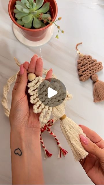 How To Make A Macrame Christmas Tree, Macrame Trees Christmas, Macrame Gnomes Tutorials, Macrame Christmas Trees Diy, Macrame Design Tutorials, Woollen Crafts Ideas, Diy Macrame Gnome, Christmas Ornaments Macrame, Macrame Patterns Beginner