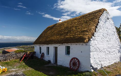 In her 280-year-old thatched cottage an Irish pensioner is content | IrishCentral.com Old Irish Cottage, Irish Cottage Interiors, Houses In Ireland, Ireland Cottage, Irish Houses, Stone Cottages, Irish Countryside, Irish Cottage, Into The West