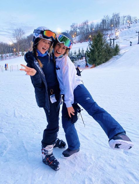 Colorado Skiing Aesthetic, Preppy Ski Outfits, Preppy Snowboarding, Ski Fits Aesthetic, Cute Skiing Pics, Cute Ski Pictures, Ski Aesthetic Outfits, Preppy Winter Fits, Preppy Skiing