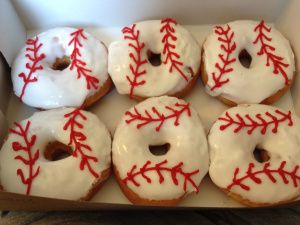 Baseball donuts Softball Birthday Cakes, Dodgers Birthday Party, Baseball Cake Pops, Baseball Cupcakes, Baseball Ideas, Baseball Theme Party, Diy Donuts, Cute Cupcake, Henry James