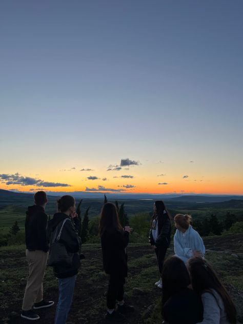 Friends Watching The Sunset, Senior Sleepover, Sunrise With Friends, Watching Sunrise, Apocalypse Landscape, Summer Board, Uk Summer, Best Company, Summer Scrapbook