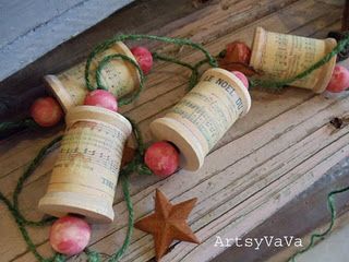 Christmas Spool Garland Spool Garland, Wooden Spool Ornaments, Spool Ornaments, Diy Christmas Tree Garland, Spool Art, Homespun Christmas, Wooden Spool Crafts, Spool Ideas, Spool Crafts