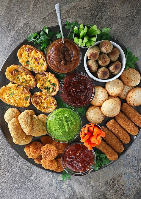 45 Cheeseboards that will BLOW Your Mind! - Sweetpea Lifestyle Cheeseboards Ideas, Spicy Green Sauce, Date Sauce, Maple Sauce, Peach Sauce, Sweet Potatoe Bites, Snack Platter, Appetizer Platters, Party Food Platters