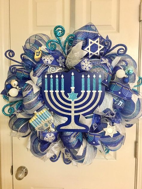 Hanakah Aesthetic, Happy Hanukkah Images, Door Decor Diy, Hanukkah Decorations Diy, Jewish Decorations, Spirit Week Ideas, Hannukah Crafts, Hannukah Decorations, Hanukkah Diy