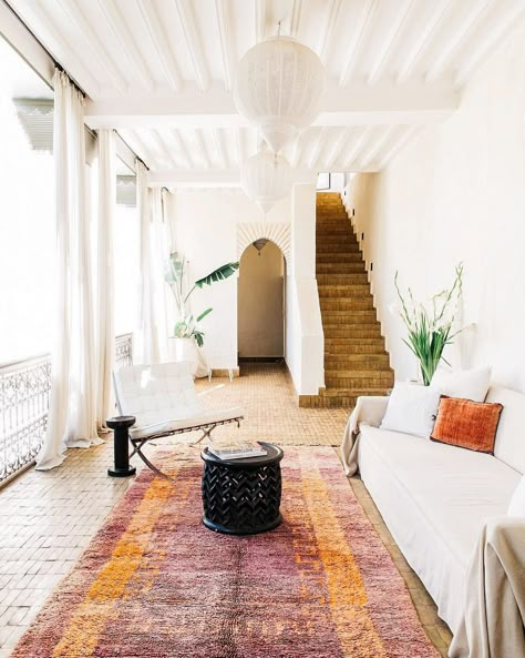 El Fenn, Moroccan Lounge, White Interior Design, Bohemian Interior, Interior Stylist, A Living Room, Interior Inspo, Moroccan Rug, Home Decor Inspiration