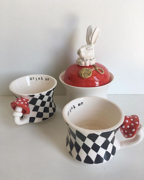 Rabbit Mug Ceramics, Clay Alice In Wonderland Ideas, Alice In Wonderland Ceramic Ideas, Fairytale Ceramics, Alice In Wonderland Tea Set, Alice In Wonderland Clay Art, Alice In Wonderland Ceramics, Alice In Wonderland Pottery, Clay Alice In Wonderland