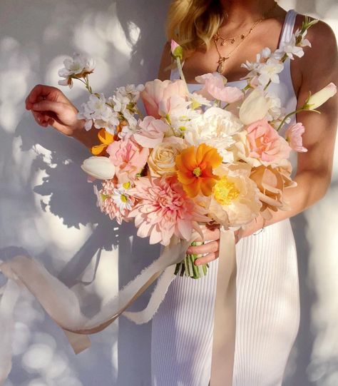 Bridesmaid Bouquet Alternatives, Bright Wedding Bouquet, Orange And Pink Wedding, Tropical Wedding Bouquets, Colorful Bridal Bouquet, Orange Wedding Colors, Bright Wedding Colors, Peach Bouquet, Bright Wedding Flowers