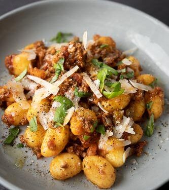 Gnocchi lamb Ragu Lamb Ragu, Gnocchi Recipes, Spaghetti Bolognese, Truffle Oil, Vegetable Puree, Fresh Oregano, Lamb Recipes, Chilli Flakes, Red Chilli