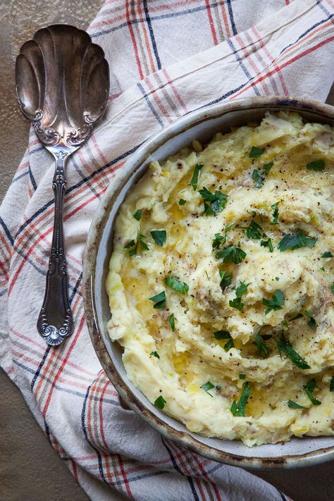 Garlic and Leek Mashed Potatoes Leek Recipes Side Dishes, Creamy Garlic Mashed Potatoes, Leek Recipes, Creamed Leeks, Garlic Mashed Potatoes, Mashed Potato Recipes, Garlic Mashed, How To Cook Potatoes, Gravy Recipes