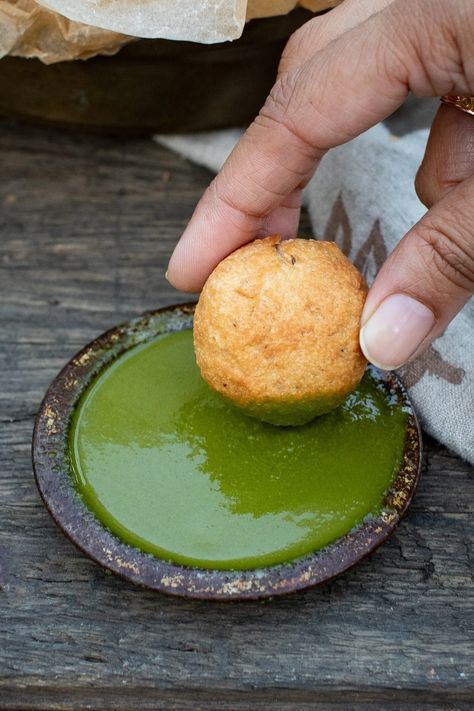 Simple Green Chutney for Chaat Paneer Pakora, Sev Puri, Cilantro Chutney, Vegetarian Sweets, Pakora Recipes, Raw Garlic, Coconut Chutney, Green Chutney, Chaat Masala