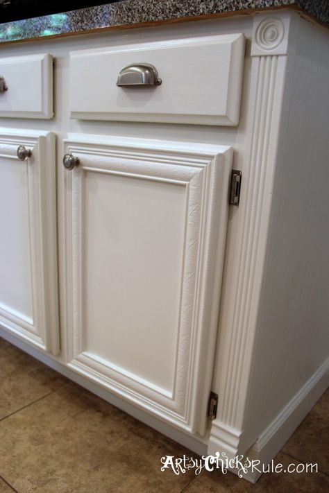 Kitchen Cabinets Painted in Annie Sloan Chalk Paint (Old White-Pure White Blend) Corner Chalk Paint Kitchen Cabinets, Chalk Paint Kitchen, Kitchen Cabinets Painted, Cabinet Island, Kitchens Cabinets, Cabinets Painted, Old Kitchen Cabinets, Furniture Redos, Kitchen Styles