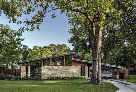 Photo 9 of 35 in Exterior Mid-Century Stone Photos from Re-Open House - Dwell Mid Century House Facade, Midcentury Home Exterior, Midcentury Modern House Exterior, House Facade, Midcentury Home, Clerestory Windows, Exterior Wood, Architecture And Design, Mid Century Modern House