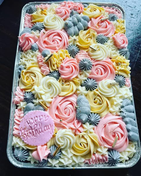 Decorated Tray Bake Cakes, Tray Cake Decorating Ideas, Tray Cake Decoration, Decorate Sheet Cake, Easter Sheet Cakes, Easter Sheet Cake Ideas, Tray Cakes Ideas, Half Sheet Cake Decoration, Easter Sheet Cake