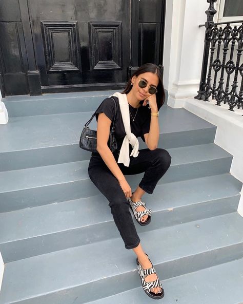 We Love This Influencer’s Comfy, Casual Outfit Summer Outfits Edgy, Neutral Spring Outfit, Chill Mood, Comfy Casual Outfits, Sandals Outfit, Minimal Outfit, All Black Outfit, Spring Summer Outfits, Comfy Casual