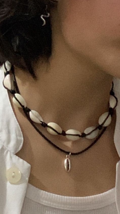 #aesthetic #seashell #necklace #accessories Seashell Bracelet Aesthetic, Seashell Necklace Outfit, Beach Necklaces Aesthetic, How To Make A Seashell Necklace, Sea Shell Necklace Aesthetic, Sea Necklace Aesthetic, Beach Necklace Beads, Sea Shells Necklace, Conchas Aesthetic