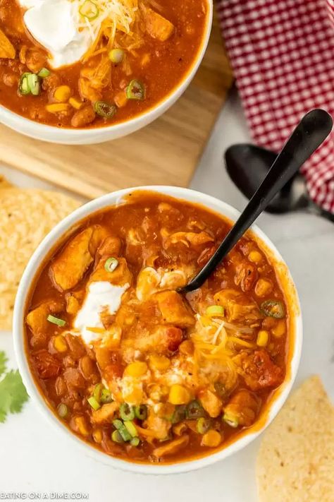 One Pot Tex Mex Chicken Chili Recipe is a one pot meal that makes dinner a breeze. If you love classic chili, your family will love this Tex Mex twist. Best Chicken Chili, Best Chicken Chili Recipe, Chicken Chili Recipes, White Chicken Chili Slow Cooker, Tex Mex Chicken, Quick Bread Recipes Easy, Classic Chili, Chili Toppings, Chili Chicken