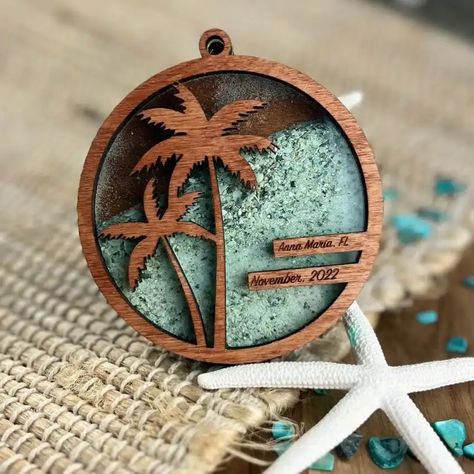 40+ Best honeymoon gift ideas for the wedding couple – The Wedding Club Beach Keepsakes, Ornament Wedding Favors, Beach Ornaments, Honeymoon Gifts, Beach Wedding Favors, Family Keepsakes, Wooden Christmas Ornaments, Newlywed Gifts, Custom Ornament