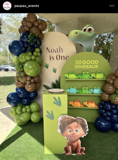 The Good Dinosaur Party Ideas, Good Dinosaur Party Ideas, Toddler Birthday Party Ideas Boy, Dinasour Birthday Ideas, Dinosaur Birthday Decor, Baby Dinosaur Party, Baby Party Themes, Candy Theme Birthday Party, Baby Birthday Photoshoot